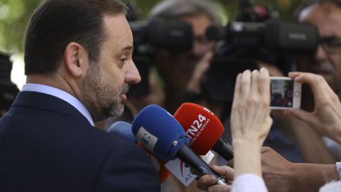 El portavoz del PSOE, José Luis Ábalos, contesta a las preguntas de los periodistas tras su intervención en el Congreso para responder al líder de Podemos, Pablo Iglesias, durante la segunda jornada del debate de la moción de censura de Unidos Podemo El portavoz del PSOE, José Luis Ábalos, contesta a las preguntas de los periodistas tras su intervención en el Congreso para responder al líder de Podemos, Pablo Iglesias, durante la segunda jornada del debate de la moción de censura de Unidos Podemo