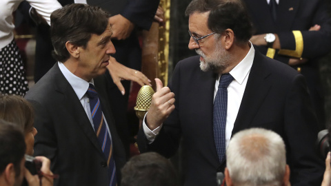 El presidente del Gobierno, Mariano Rajoy, conversa con el portavoz parlamentario del PP, Rafael Hernando, tras la votación de la moción de censura. EFE/Ballesteros El presidente del Gobierno, Mariano Rajoy, conversa con el portavoz parlamentario del PP, Rafael Hernando, tras la votación de la moción de censura. EFE/Ballesteros