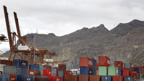La huelga de 48 horas de los estibadores portuarios tiene un seguimiento del 100 % en Canarias, donde solo operan los retenes designados para atender los servicios mínimos. EFE/Cristóbal García La huelga de 48 horas de los estibadores portuarios tiene un seguimiento del 100 % en Canarias, donde solo operan los retenes designados para atender los servicios mínimos. EFE/Cristóbal García