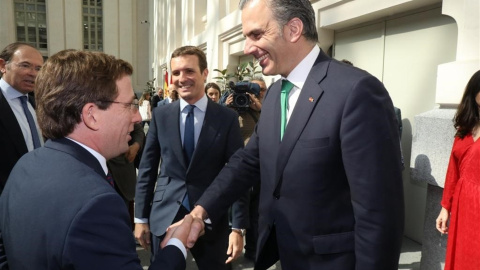 El recién elegido alcalde de Madrid, José Luis Martínez-Almeida (PP), saluda a Javier Ortega Smith (Vox). EP El recién elegido alcalde de Madrid, José Luis Martínez-Almeida (PP), saluda a Javier Ortega Smith (Vox). EP