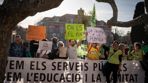 Varias personas con carteles y una pancarta durante una concentración a favor de la Renta Básica Universal en Catalunya. Imagen de archivo. Europa Press Varias personas con carteles y una pancarta durante una concentración a favor de la Renta Básica Universal en Catalunya. Imagen de archivo. Europa Press