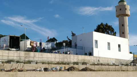 La mezquira del cementerio ha habilitado una sala para las personas más necesitadas, pero no hay espacio para todas, por lo que algunas duermen en furgones. ROSA SOTO La mezquira del cementerio ha habilitado una sala para las personas más necesitadas, pero no hay espacio para todas, por lo que algunas duermen en furgones. ROSA SOTO