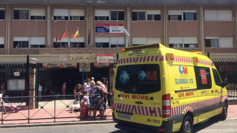 Una UVI móvil del SUMMA, frente al colegio Iplacea de Alcalá de Henares, este miércoles. Una UVI móvil del SUMMA, frente al colegio Iplacea de Alcalá de Henares, este miércoles.
