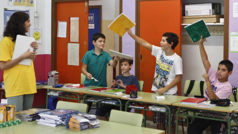 Madrid aprueba por unanimidad la gratuidad de los libros de texto / EFE Madrid aprueba por unanimidad la gratuidad de los libros de texto / EFE