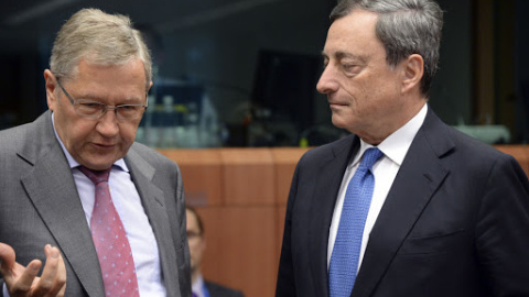El director del Mecanismo Europeo de Estabilidad y del Fondo Europeo de Estabilidad Financiera Klaus Regling (i) habla con el presidente del Banco Central Europeo, Mario Draghi, a la entrada de una reunión del Eurogrupo AFP Photo/Thierry Charlier El director del Mecanismo Europeo de Estabilidad y del Fondo Europeo de Estabilidad Financiera Klaus Regling (i) habla con el presidente del Banco Central Europeo, Mario Draghi, a la entrada de una reunión del Eurogrupo AFP Photo/Thierry Charlier