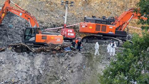 16/08/2020.- Los equipos de rescate han encontrado esta tarde un hueso humano, junto a material textil, en el vertedero de Zaldibar (Bizkaia). / EFE - JAVIER ZORRILLA 16/08/2020.- Los equipos de rescate han encontrado esta tarde un hueso humano, junto a material textil, en el vertedero de Zaldibar (Bizkaia). / EFE - JAVIER ZORRILLA