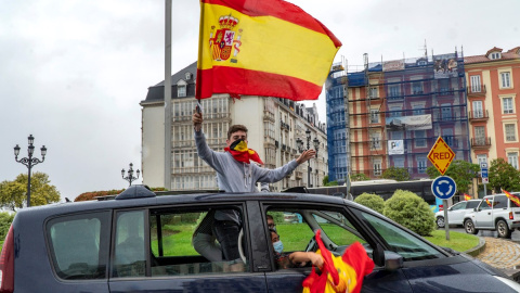 Manifestación convocada por Vox en coche en Santander contra la gestión del Gobierno en la pandemia de coronavirus. EFE/ROMÁN G. AGUILERA Manifestación convocada por Vox en coche en Santander contra la gestión del Gobierno en la pandemia de coronavirus. EFE/ROMÁN G. AGUILERA