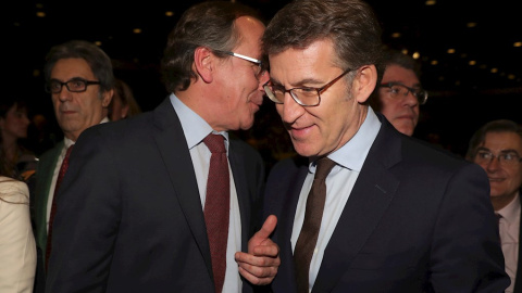El presidente de la Xunta de Galicia, Alberto Núñez Feijóo (d), conversa con el presidente del PP vasco, Alfonso Alonso, durante la presentación del libro 'Una España mejor', de Mariano Rajoy en la Fundación Rafael del Pino (Madrid). EFE/JuanJo Mart El presidente de la Xunta de Galicia, Alberto Núñez Feijóo (d), conversa con el presidente del PP vasco, Alfonso Alonso, durante la presentación del libro 'Una España mejor', de Mariano Rajoy en la Fundación Rafael del Pino (Madrid). EFE/JuanJo Mart