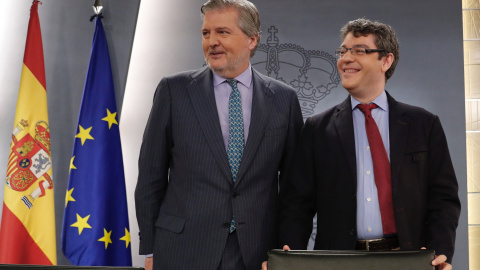 El portavoz del Gobierno, Íñigo Méndez de Vigo, y el ministro de Energia, Alvaro Nadal, poco antes de la rueda de prensa posterior al Consejo de Gobierno, en el Palacio de La Moncloa. EFE/Ángel Díaz. El portavoz del Gobierno, Íñigo Méndez de Vigo, y el ministro de Energia, Alvaro Nadal, poco antes de la rueda de prensa posterior al Consejo de Gobierno, en el Palacio de La Moncloa. EFE/Ángel Díaz.