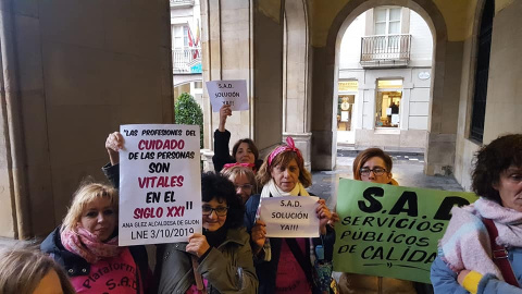 Manifestantes frente a la privatización de este servicio / Plataforma SAD de Asturias.