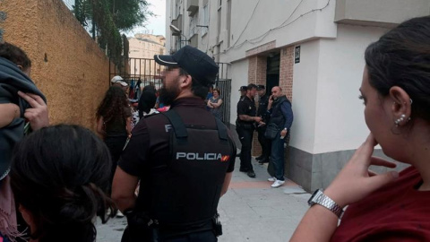 La Policía Nacional y los vecinos en la barriada de Los Rosales, en Ceuta, donde un agente de la Guardia Civil se ha suicidado disparándose en la vivienda que compartía con su mujer, a la cual tiroteó repetidamente y que ha resultado herida, aunque su La Policía Nacional y los vecinos en la barriada de Los Rosales, en Ceuta, donde un agente de la Guardia Civil se ha suicidado disparándose en la vivienda que compartía con su mujer, a la cual tiroteó repetidamente y que ha resultado herida, aunque su