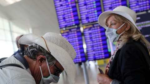 26/02/2020 - Pasajeros en el aeropuerto de Barcelona-El Prat. / REUTERS 26/02/2020 - Pasajeros en el aeropuerto de Barcelona-El Prat. / REUTERS