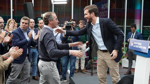 El expresidente del PP vasco, Alfonso Alonso, y el presidente del PP, Pablo Casado, se saludan durante un acto electoral del Partido Popular en Vitoria (Euskadi/España) a 1 de noviembre de 2019. - H.Bilbao - Europa Press - Archivo El expresidente del PP vasco, Alfonso Alonso, y el presidente del PP, Pablo Casado, se saludan durante un acto electoral del Partido Popular en Vitoria (Euskadi/España) a 1 de noviembre de 2019. - H.Bilbao - Europa Press - Archivo