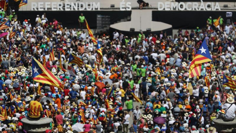 Partidarios de la independencia de se dan cita en Montjuïc dos días después del anuncio de la fecha y la pregunta del referéndum, en un acto con el lema 'Referéndum es democracia' convocado por la ANC, Ómnium Cultural y la AMI. EFE/Marta Pérez