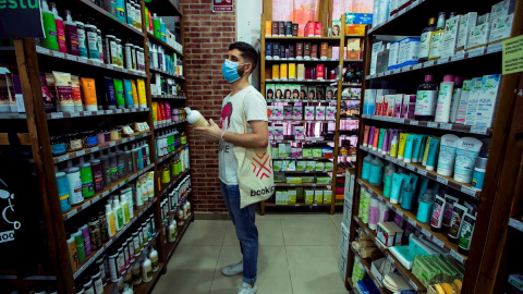 22/05/2020.- Un hombre frente a una estantería de productos cosméticos. EFE/Jorge Zapata/Archivo 22/05/2020.- Un hombre frente a una estantería de productos cosméticos. EFE/Jorge Zapata/Archivo
