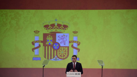 Pedro Sánchez, junto a una gran bandera rojigualda. EFE Pedro Sánchez, junto a una gran bandera rojigualda. EFE
