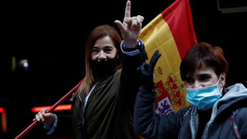 Vecinos del madrileño barrio de Salamanca se manifiestan contra el Gobierno por su gestión en la crisis del coronavirus, este sábado en Madrid. EFE/ Mariscal Vecinos del madrileño barrio de Salamanca se manifiestan contra el Gobierno por su gestión en la crisis del coronavirus, este sábado en Madrid. EFE/ Mariscal