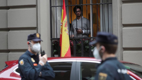 Vecinos del madrileño barrio de Salamanca se manifiestan contra el Gobierno, vigilados por un fuerte dispositivo policial, por su gestión en la crisis del coronavirus, este jueves en Madrid. EFE/Rodrigo Jiménez Vecinos del madrileño barrio de Salamanca se manifiestan contra el Gobierno, vigilados por un fuerte dispositivo policial, por su gestión en la crisis del coronavirus, este jueves en Madrid. EFE/Rodrigo Jiménez
