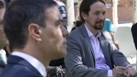 El presidente del Gobierno, Pedro Sánchez (i), y el vicepresidente segundo, Pablo Iglesias, en el acto de la firma del Pacto por la Reactivación Económica y el Empleo del Gobierno con los líderes de la CEOE, Cepyme, CC.OO. y UGT en el Palacio de la Mo El presidente del Gobierno, Pedro Sánchez (i), y el vicepresidente segundo, Pablo Iglesias, en el acto de la firma del Pacto por la Reactivación Económica y el Empleo del Gobierno con los líderes de la CEOE, Cepyme, CC.OO. y UGT en el Palacio de la Mo