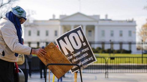 Una persona se manifiesta contra Donald Trump delante de la Casa Blanca. | ERIK S. LESSER (EFE) Una persona se manifiesta contra Donald Trump delante de la Casa Blanca. | ERIK S. LESSER (EFE)