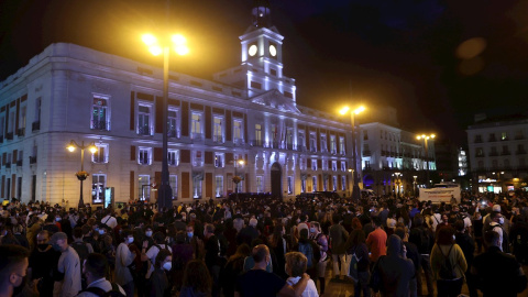 Cientos de ciudadanos se han dado cita esta noche de manera espontánea en la Puerta del Sol de Madrid, para protestar ante las medidas diseñadas por la Comunidad de Madrid. /EFE Cientos de ciudadanos se han dado cita esta noche de manera espontánea en la Puerta del Sol de Madrid, para protestar ante las medidas diseñadas por la Comunidad de Madrid. /EFE