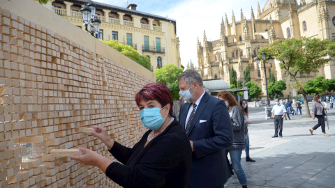 La alcaldesa de Segovia, Clara Luquero (i) junto al embajador de Alemania en España, Wolfgang Hermann Dold (d) durante su participación este viernes en el proyecto 'Desaparece el muro'. /EFE La alcaldesa de Segovia, Clara Luquero (i) junto al embajador de Alemania en España, Wolfgang Hermann Dold (d) durante su participación este viernes en el proyecto 'Desaparece el muro'. /EFE