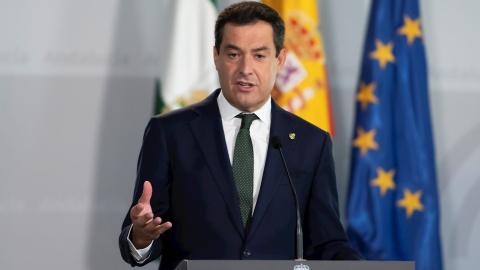 El presidente de la Junta de Andalucía, Juanma Moreno, después de participar en la Conferencia de Presidentes de Comunidades Autónomas convocada por el Presidente del Gobierno, Pedro Sánchez | EFE El presidente de la Junta de Andalucía, Juanma Moreno, después de participar en la Conferencia de Presidentes de Comunidades Autónomas convocada por el Presidente del Gobierno, Pedro Sánchez | EFE