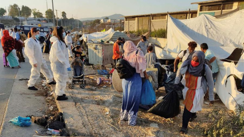 La Policía griega comenzó este jueves una amplia operación de traslado de los miles de refugiados que duermen desde hace días en los alrededores del devastado campo de Moria, en la isla de Lesbos, a un nuevo campo que aún está en construcción.En la La Policía griega comenzó este jueves una amplia operación de traslado de los miles de refugiados que duermen desde hace días en los alrededores del devastado campo de Moria, en la isla de Lesbos, a un nuevo campo que aún está en construcción.En la