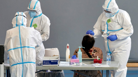 Personal sanitario realizan pruebas PCR durante la campaña de cribado masivo para contener contagios de covid-19 en Girona. /EFE Personal sanitario realizan pruebas PCR durante la campaña de cribado masivo para contener contagios de covid-19 en Girona. /EFE
