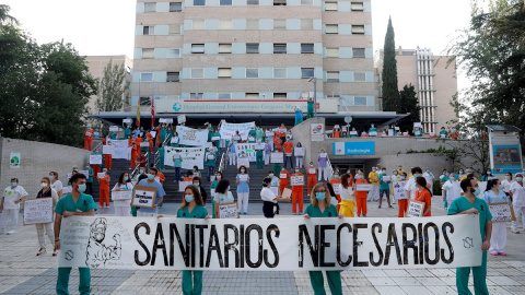 Miembros del personal sanitario del Hospital Gregorio Marañón posan con una pancarta en la que se lee "Sanitarios necesarios" durante una concentración este lunes en el exterior del hospital en Madrid, en la primera jornada de la Comunidad en la fase 1 Miembros del personal sanitario del Hospital Gregorio Marañón posan con una pancarta en la que se lee "Sanitarios necesarios" durante una concentración este lunes en el exterior del hospital en Madrid, en la primera jornada de la Comunidad en la fase 1