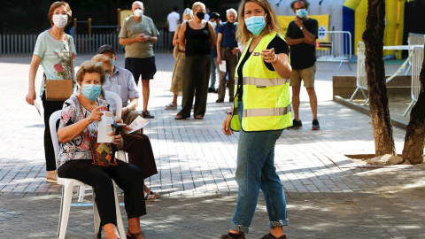 Varias personas esperan para acceder a la zona de realización de PCR durante el primer día de cribados masivos de covid-19 en El Raval de Barcelona. /EFE Varias personas esperan para acceder a la zona de realización de PCR durante el primer día de cribados masivos de covid-19 en El Raval de Barcelona. /EFE