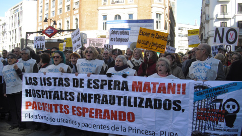 La Marea Blanca toma la calle para protestar contra el recorte horario en los centros de salud | Mireia López Sánchez La Marea Blanca toma la calle para protestar contra el recorte horario en los centros de salud | Mireia López Sánchez