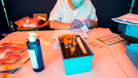 Una trabajadora sanitaria prepara un test PCR en Aranda de Duero. EFE/ Paco Santamaria
