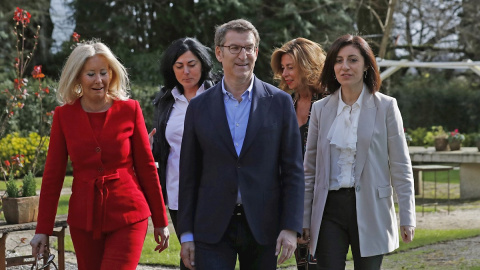 29/02/2020.- El presidente de la Xunta, y candidato a la reelección, Alberto Núñez Feijóo (c), junto a las cabezas de lista por Pontevedra, Corina Porro, Elena Candiá por Lugo, Marisol Díaz por Ourense, y por A Coruña, Ánxeles Vázquez, (i-d) en S 29/02/2020.- El presidente de la Xunta, y candidato a la reelección, Alberto Núñez Feijóo (c), junto a las cabezas de lista por Pontevedra, Corina Porro, Elena Candiá por Lugo, Marisol Díaz por Ourense, y por A Coruña, Ánxeles Vázquez, (i-d) en S