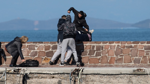 Una agresión ultraderechista en Lesbos a un periodista. REUTERS/Stringer Una agresión ultraderechista en Lesbos a un periodista. REUTERS/Stringer