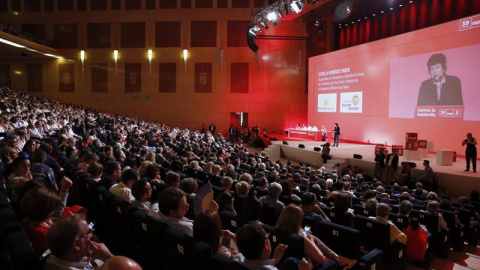 María Angeles Siemens, directora general del comité español de ACNUR, se dirige a los delegados durante la inauguración del Congreso Federal del PSOE. /EFE