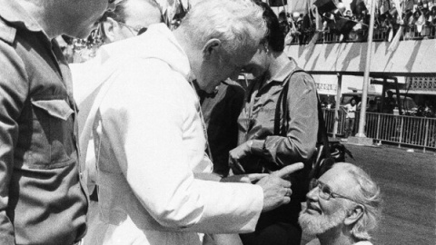 Histórica imagen en la que Juan Pablo II reprende a Ernesto Cardenal, portavoz de la Teología de la Liberación. AFP/Archivo. Histórica imagen en la que Juan Pablo II reprende a Ernesto Cardenal, portavoz de la Teología de la Liberación. AFP/Archivo.