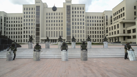 Miembros de las tropas del Ministerio del Interior de Bielorrusia montan guardia durante una manifestación en apoyo de la oposición bielorrusa. /EFE