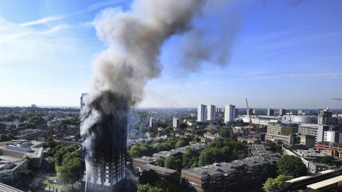 Vista del humo provocado por el incendio declarado en la Torre Grenfell en Lancaster West Estate en Londres. - EFE Vista del humo provocado por el incendio declarado en la Torre Grenfell en Lancaster West Estate en Londres. - EFE