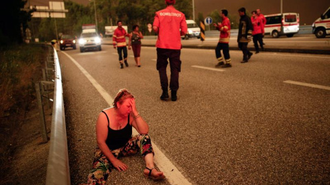 Una mujer llora desconsolada en una carretera en Pedrogao Grande, asolado por un gran incendio. /EFE Una mujer llora desconsolada en una carretera en Pedrogao Grande, asolado por un gran incendio. /EFE