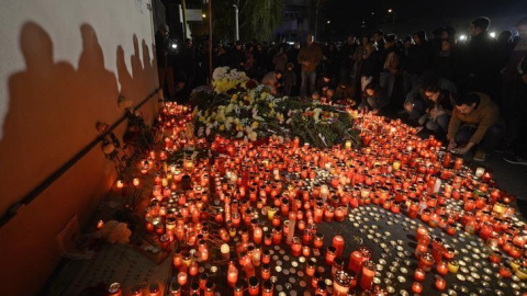 La gente enciende velas detrás de la discoteca donde se produjo el incendio en Bucarest en una imagen de archivo. / REUTERS La gente enciende velas detrás de la discoteca donde se produjo el incendio en Bucarest en una imagen de archivo. / REUTERS