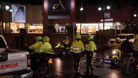 Integrantes de la policía colombiana inspeccionan los alrededores del Centro Comercial Andino tras el atentado. /EFE Integrantes de la policía colombiana inspeccionan los alrededores del Centro Comercial Andino tras el atentado. /EFE