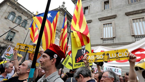 Independentistes concentrats a la plaça Sant Jaume durant el ple de constitució de l'Ajuntament. EFE / Susanna Sáez