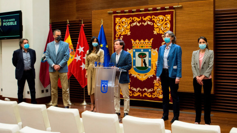 Los líderes de los cinco partidos representados en el Ayuntamiento de Madrid, este lunes, en la rueda de prensa para anunciar el gran pacto para "diseñar el Madrid del futuro". EFE Los líderes de los cinco partidos representados en el Ayuntamiento de Madrid, este lunes, en la rueda de prensa para anunciar el gran pacto para "diseñar el Madrid del futuro". EFE