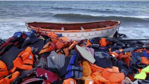 Chalecos salvavidas utilizados por los migrantes para cruzar el Mediterráneo. / EFE Chalecos salvavidas utilizados por los migrantes para cruzar el Mediterráneo. / EFE