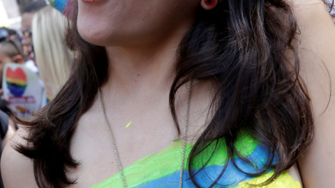 Una mujer, con la bandera LGTBI pintada en el pecho, en la manifestación del Orgullo Gay de Brasil. REUTERS/Paulo Whitaker