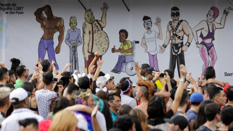 Una de las carrozas que reivindicaban la igualdad de todos en el Orgullo Gay de Sao Paulo.  REUTERS/Paulo Whitaker