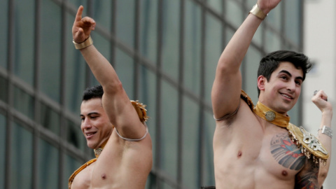 Dos manifestantes, encima de una de las carrozas del Orgullo Gay de Brasil. REUTERS/Paulo Whitaker