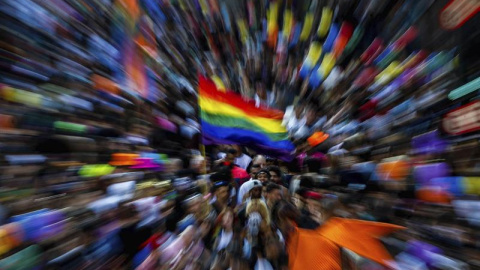 Una multitud se concentró este domingo frente al Museo de Arte Moderno de Sao Paulo (Brasil), para dar inicio a la vigésima primera edición del Desfile del Orgullo Gay. EFE/FERNANDO BIZERRA JR