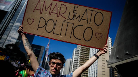 Un hombre porta una pancarta reivindicativa en el Orgullo de Sao Paulo.EFE/FERNANDO BIZERRA JR